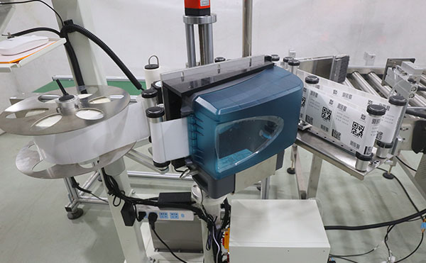 實時打印貼標機,打印貼標設(shè)備,全自動不干膠貼標機廠家